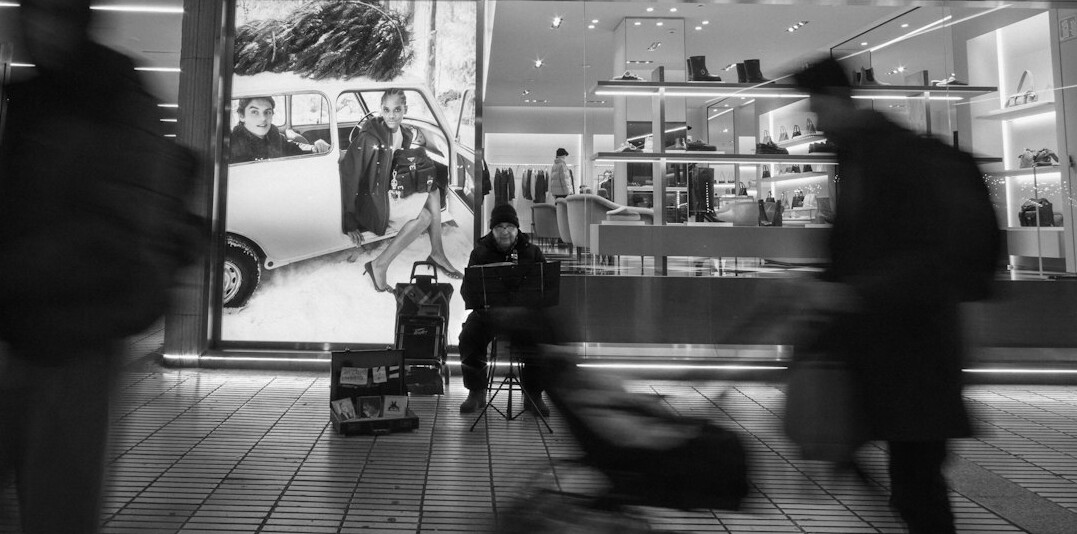 store detective watching shopper