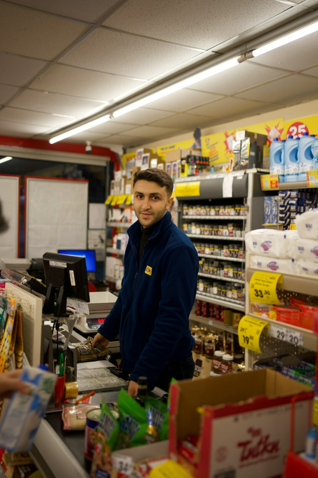 thieves in action at checkout