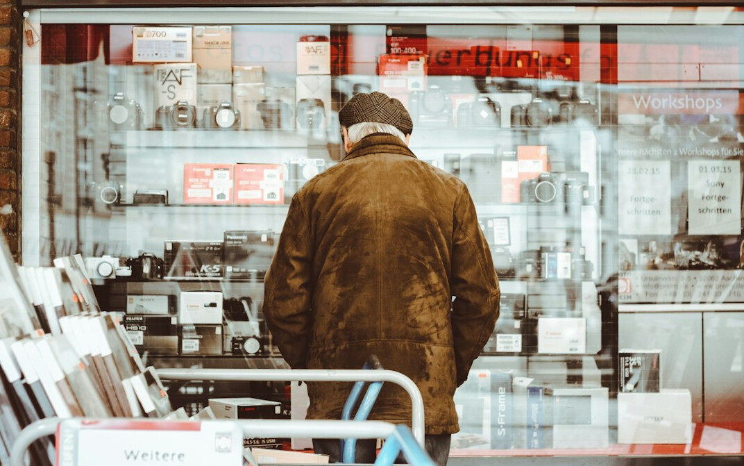 store detective watching