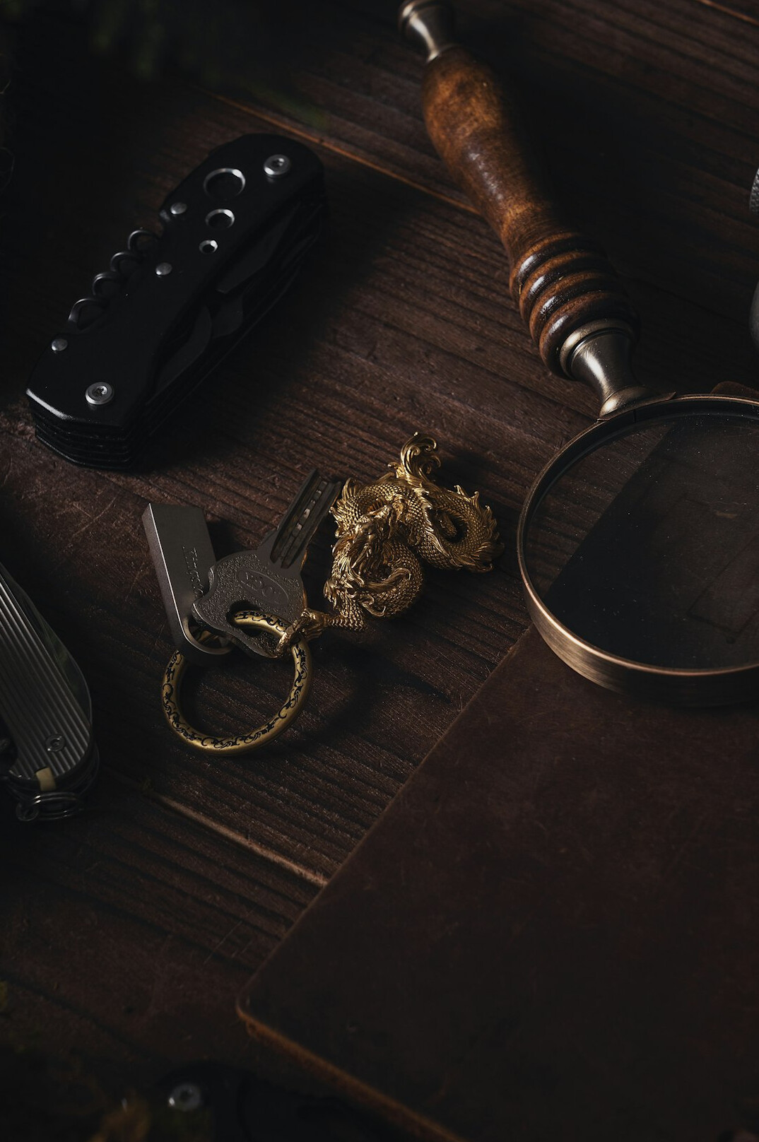 detective investigating