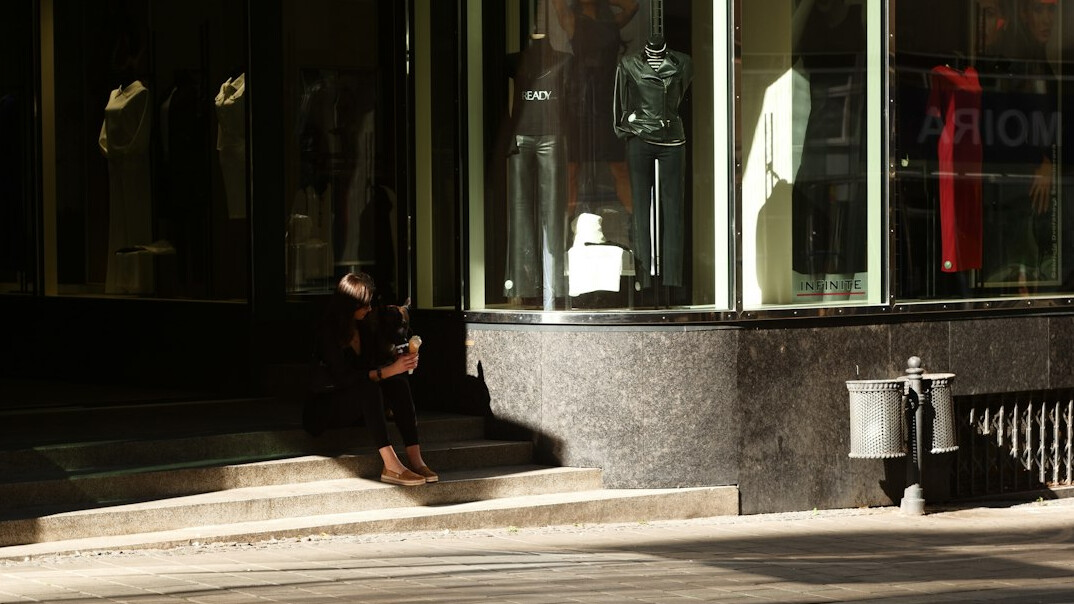 store detective watching
